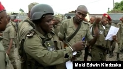 Des gendarmes camerounais arrivent dans la ville anglophone de Buea au Cameroun, le 9 janvier 2020. (M. Kindzeka / VOA)