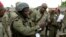 Des gendarmes camerounais arrivent dans la ville anglophone de Buea au Cameroun, le 9 janvier 2020. (M. Kindzeka / VOA)