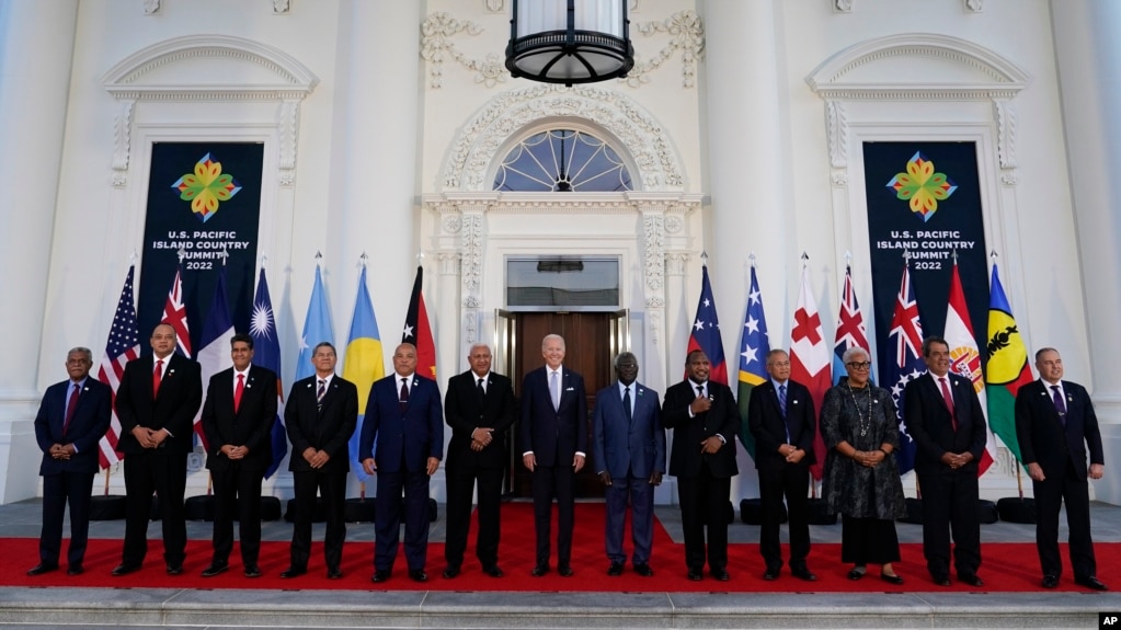 资料照 - 2022年9月29日，拜登总统在白宫白宫北门廊同出席太平洋岛屿国家首次峰会的领导人拍照留念。(photo:VOA)