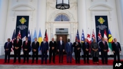 资料照 - 2022年9月29日，拜登总统在白宫白宫北门廊同出席太平洋岛屿国家首次峰会的领导人拍照留念。