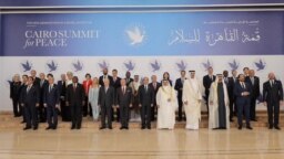 Kahire'deki uluslararası zirvede biraraya gelen liderler aile fotoğrafı çektirdi.