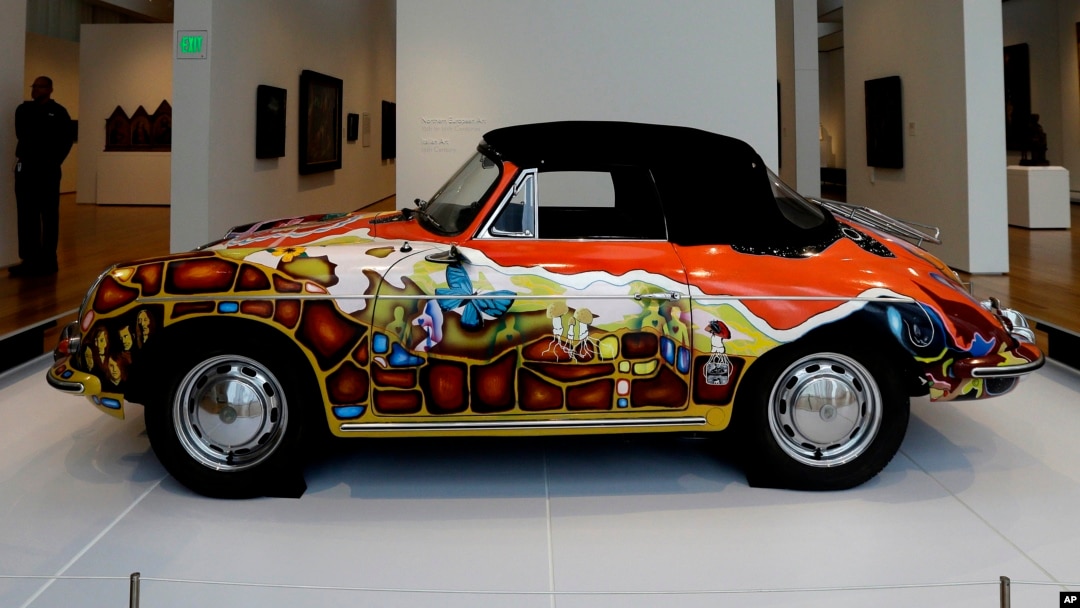Mobil Porsche Cabriolet Type 356 C keluaran tahun 1965 milik Janis Joplin di ruang pamer Porsche By Design Seducing Speed, Museum Seni North Carolina di Raleigh, N.C (Foto: dok).