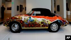 Mobil Porsche Cabriolet Type 356 C keluaran tahun 1965 milik Janis Joplin di ruang pamer Porsche By Design Seducing Speed, Museum Seni North Carolina di Raleigh, N.C (Foto: dok).