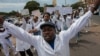 Membros da comunidade médica moçambicana marcham em direção à estátua Eduardo Mondlane em protesto contra a violação dos direitos humanos 