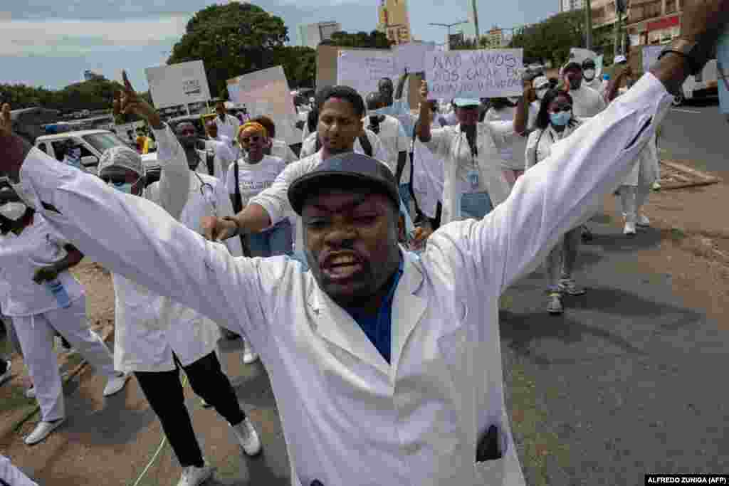 Membros da comunidade médica moçambicana marcham em direção à estátua Eduardo Mondlane em protesto contra a violação dos direitos humanos 