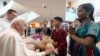 En esta fotografía tomada el 11 de septiembre de 2024 y publicada por Vatican Media, el papa Francisco (izq.) es recibido a su llegada al aeropuerto de Changi en Singapur.