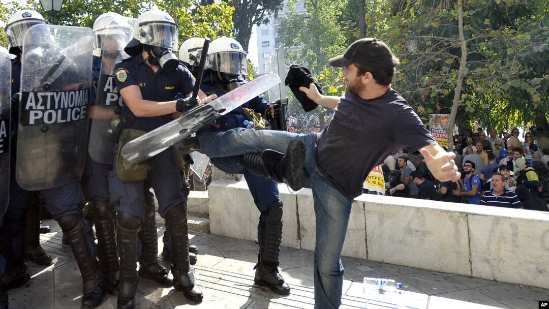 Một người biểu tình xô xát với cảnh sát trong khi cuộc tổng đình công 1 ngày diễn ra ở Athens, Hy Lập hôm thứ Năm 18/10/2012