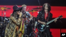 Kelompok band Aerosmith dalam salah satu pentas konser mereka (foto: dok). Aerosmith membatalkan konser di Jakarta atas alasan keamanan. 