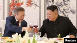 South Korean President Moon Jae-in makes a toast with North Korean leader Kim Jong Un during a luncheon at Samjiyon Guesthouse in Ryanggang province, North Korea, Sept. 20, 2018.