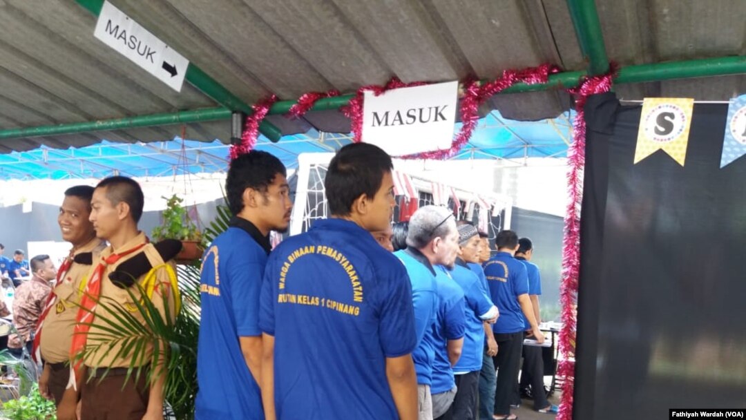 Warga binaan Rumah Tahanan (Rutan) Cipinang antre untuk melaksanakan hak pilih dalam pemilihan legislatif dan pemilihan presiden 2019 di Rutan Cipinang, Jakarta Timur, 17 April 2019. (Foto: Fathiyah Wardah/VOA) 
