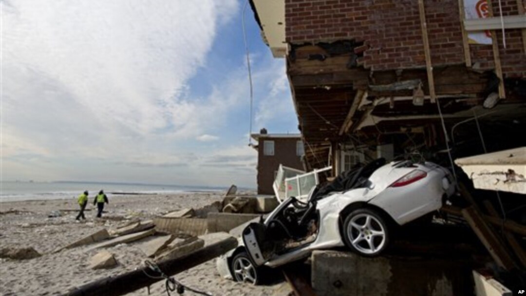 Rumah dan mobil warga di Queens, New York rusak akibat badai Sandy (5/11). Lebih dari 30 ribu rumah di New York porak-poranda akibat badai Sandy. 