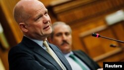 ທ່ານ William Hague ລັດຖະມົນຕີ​ການ​ຕ່າງປະ​ເທດອັງກິດ ກ່າວຕໍ່ກອງປະຊຸມ ແລະທ່ານ Nasser Judeh (ຂວາ) ລັດຖະມົນຕີ​ການ​ຕ່າງປະ​ເທດຂອງຈໍແດນ ໃນກອງປະຊຸມ ທີ່ນະຄອນຫລວງອໍາມານຂອງຈໍແດນ ບ່ອນ​ທີ່​ລັດຖະມົນຕີຂອງ 11 ປະເທດເຂົ້າຮ່ວມໃນວັນທີ 22 ພຶດສະພາ 2013. 