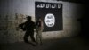 Arhiva, ilustracija - Irački vojnik istražuje tunel ispred grafita sa zastavom terorističke grupe Islamska država.