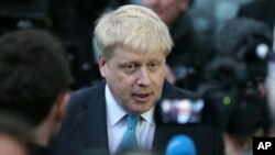 Walikota London, Boris Johnson, membuat pernyataan tentang sikapnya tentang keanggotaan Inggris dari Uni Eropa di luar rumah kediamannya di London hari Minggu (21/2). 