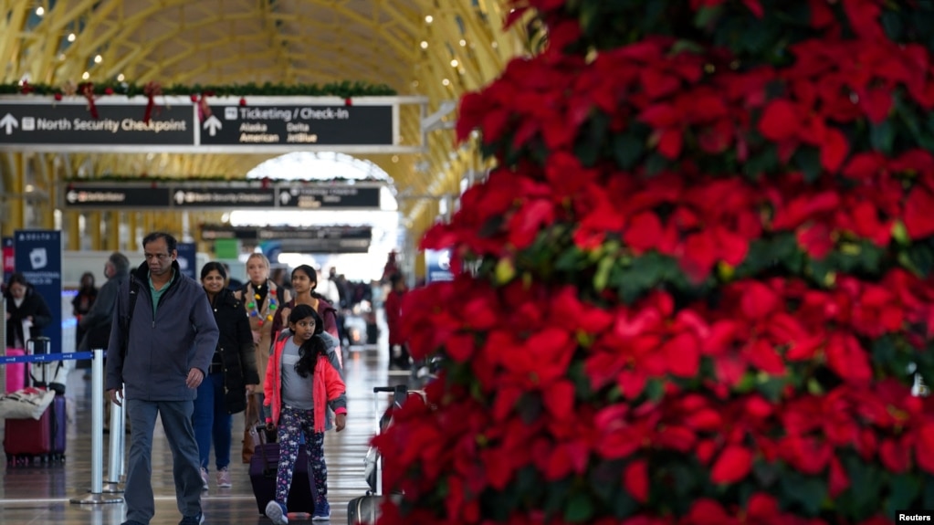 2022年12月20日，乘客在华盛顿里根国家机场走过。全国大部分地区的冬季风暴可能会导致圣诞节假期的旅行延误。（路透社照片）(photo:VOA)