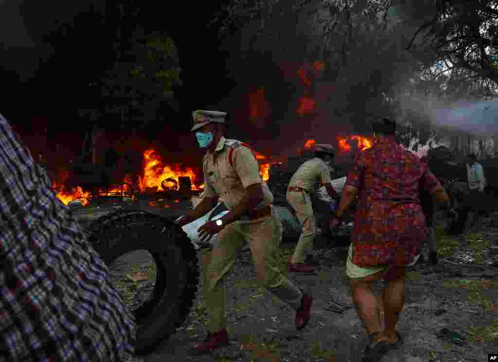 پلیس با کمک ساکنان محلی سعی در حفظ و نجات تایر‌های نسوخته در آتش‌سوزی یک انبار لاستیک ماشین در حیدرآباد هند دارند. 