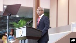 Presiden Maladewa Ibrahim Mohamed Solih berbicara sesaat ia selesai dilantik sebagai presiden di Male, Maldives, pada 17 November 2018. Solih bersuara lantang dalam COP26 menyerukan negara kaya untuk memenuhi janji akan bantuan terhadap dampak perubahan iklim. (Foto: AP)