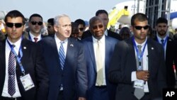 PM Israel Benjamin Netanyahu (kedua dari kiri) bersama pasukan keamanan Israel saat tiba di bandara Entebbe, Uganda hari Senin (4/7). 