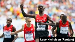 Asbel Kiprop lors de sa victoire dans la finale du 1500 mètres des Championnats du monde d'athlétisme de l'IAAF au stade Luzhniki à Moscou le 18 août 2013.