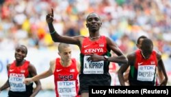 Asbel Kiprop célèbre sa victoire sur 1500 mètres lors des championnats mondiaux, en Russie, le 18 août 2013.