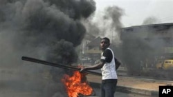 Masu zanga-zanga sun kona tayu a kan tituna lokacin gangamin nuna kin jinin janye tallafin farashin man fetur a Lagos, talata 3 Janairu 2012.