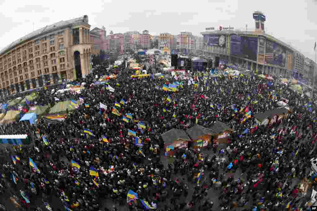 About 200,000 anti-government demonstrators converged in the central square of Kyiv, Ukraine, a dramatic demonstration that the opposition&#39;s morale remains strong after nearly four weeks of daily protests, Dec. 15, 2013. 