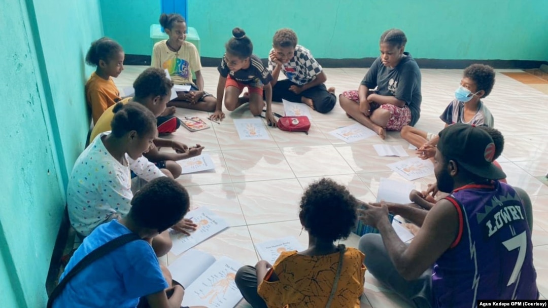 FILE - Anak-anak Papua belajar bersama guru relawan dari Gerakan Papua Mengajar. (Foto: Courtesy/Agus Kadepa GPM)