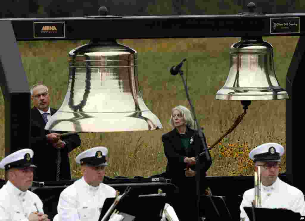 Bill Anders (kiri) dan Sharon Custer membunyikan lonceng sebagai bagian upacara Penyebutan Nama dan Membunyikan Lonceng Peringatan dalam upacara peringatan 11 September untuk Penerbangan 93 di Shanksville, Pennsylvania, 11 September 2018.