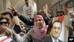 Сторонники Хосни Мубарака приветствуют решение суда о новом слушании дела Мубарака. Каир, Египет. 13 января 2013 года 