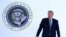 Во время выступления Трампа на сцену спроецировали изображение фальшивой Президентской печати