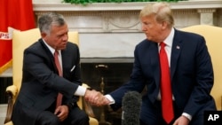 Presiden Donald Trump mengadakan pertemuan dengan Raja Abdullah II dari Yordania di Oval Office Gedung Putih, Senin, 25 Juni 2018, Washington, D.C. (foto: AP Photo/Evan Vucci)