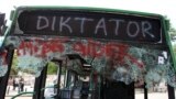На знищеному автобусі написано &quot;Цей автобус прямує до диктатора&quot;.