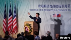 Wakil Presiden Taiwan William Lai menyapa para pendukungnya di Hotel San Francisco Airport Marriott Waterfront di Burlingame, California, Rabu, 16 Agustus 2023. (Foto: Loren Elliot/Reuters)