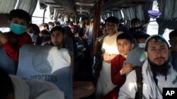 افغانستانی‌ها داخل یک اتوبوس در کابل که به ایران می‌رود - ۲۰۲۱