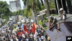 Indonesian anti-corruption demonstrators rally outside the Corruption Eradication Commission (KPK) headquarters in Jakarta, 2010 to mark the World Anti-Corruption Day, 09 Dec 2010