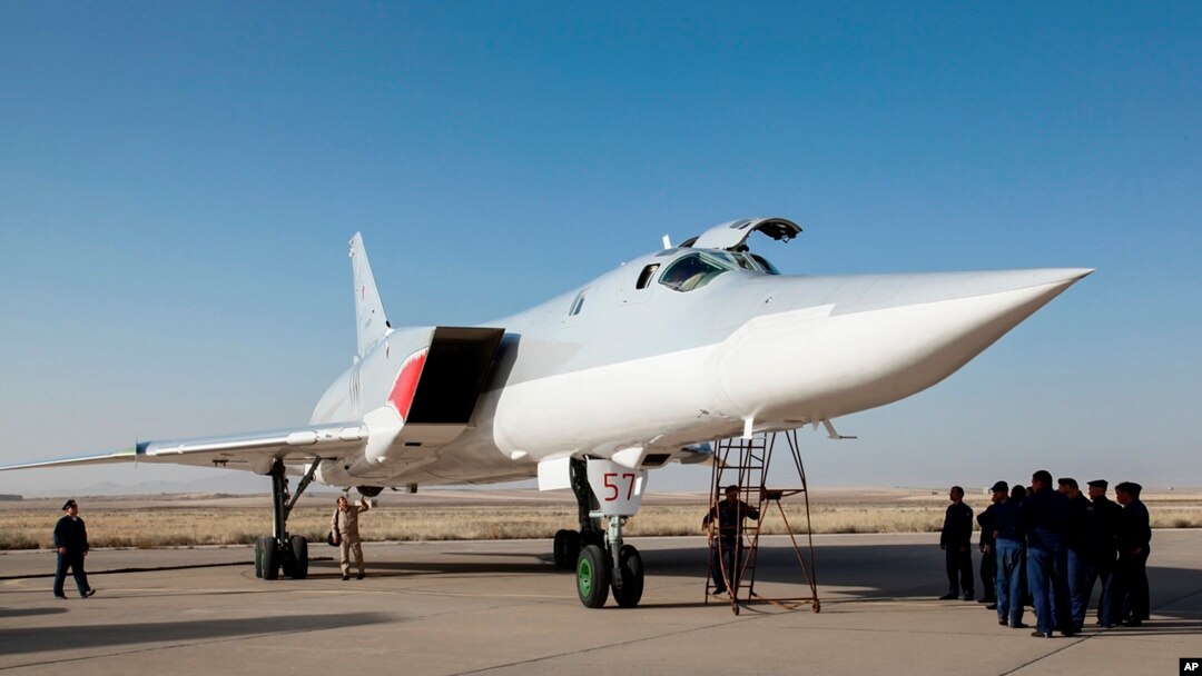 Pesawat Tu-22M3 milik Rusia di lapangan udara militer dekat Hamedan, Iran (15/8). 