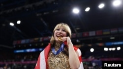 美国华裔奥运选手Alysa Liu(刘美贤)在2026年米兰冬奥会上，庆祝自己获得花样滑冰女子单人滑金牌。(2026年2月19日)