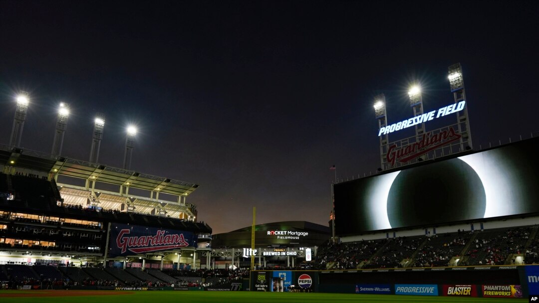 Layar video besar di stadion Progressive Field menayangkan gerhana matahari sebelum tim baseball Cleveland Guardians membuka pertandingan melawan Chicago White Sox, di Cleveland, Ohio, Senin, 8 April 2024. (Foto: Carolyn Kaster/AP Photo)