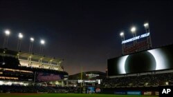 Layar video besar di stadion Progressive Field menayangkan gerhana matahari sebelum tim baseball Cleveland Guardians membuka pertandingan melawan Chicago White Sox, di Cleveland, Ohio, Senin, 8 April 2024. (Foto: Carolyn Kaster/AP Photo)
