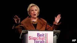 Hazratbol maqbarasida payg&#39;ambarga tegishli deb sanalgan soch ziyoratchilarga namoyish qilinmoqda. Shrinagar, Hindiston.