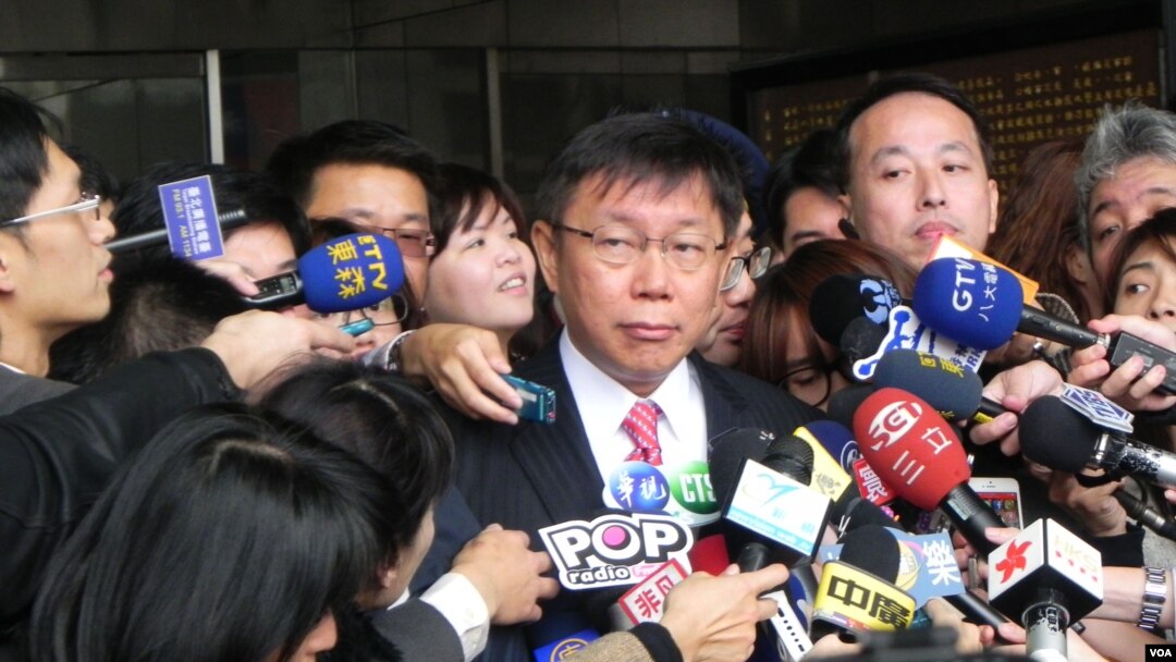 台北新任市長柯文哲在台北市政府門前接受採訪（美國之音許波拍攝）