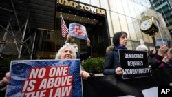 Anti-Trump demonstranti ispred njegove zgrade u New Yorku.