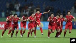 북한이 21일 요르단 암만에서 열린 FIFA 17세 이하 여자월드컵대회 결승전에서 일본을 물리치고 우승했다. 북한 선수들이 우승이 확정된 후 기뻐하고 있다.