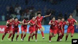 지난 2016년 10월 요르단 암만에서 열린 FIFA 17세 이하 여자월드컵대회 결승전에서 북한 대표팀이 일본에 승리한 후 기뻐하고 있다.