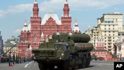 Sistem pertahanan misil udara Rusia S-400 tampak dalam parade militer memperingati 71 tahun kemenangan Perang Dunia II di Lapangan Merah, Moscow, Rusia, 9 Mei 2016. 