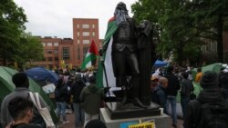 Üniversite kampüsü önündeki George Washington anırına Filistin bayrağı ve Filistinliler'in sembolü kefiye sarıldı.