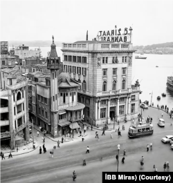 Karaköy Mescidi, Halil Ağa sokak ve Kemankeş caddesi arasında kalan yapı grubunun meydana bakan kısmında bulunuyordu. 1910-1912 yıllarında inşa edilen bugünkü Ziraat Bankası (sağda) hariç, fotoğrafta görülen hiçbir yapı bugüne ulaşmadı. (Kaynak: İBB Miras)