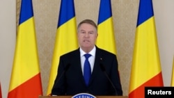 Presiden Rumania Klaus Iohannis menyampaikan pidato dan mengumumkan pengunduran dirinya di Bucharest, Rumania, 10 Februari 2025, dalam cuplikan layar dari video yang dirilis oleh Kepresidenan Rumania. (Kepresidenan Rumania via Reuters)