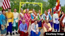 ຍານາງສະໝອນ ອິນທະວົງ (ຊ້າຍສຸດ) ແລະທ່ານວອນ ອິນທະວົງ (ກາງນັ່ງຢູ່ແຖວໜ້າ) ໃນງານເລືອກນາງສັງຂານ ໃນບຸນປີໃໝ່ລາວ ປີ 2019