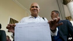 José Torrealba, secretario ejecutivo de la coalición opositora venezolana, mostró a la prensa uno de los formularios necesarios para recoger las firmas para el referendo revocatorio.